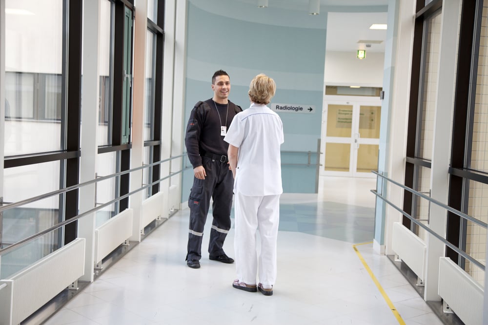 Agent de s&eacute;curit&eacute; &eacute;changeant avec personnel soignant